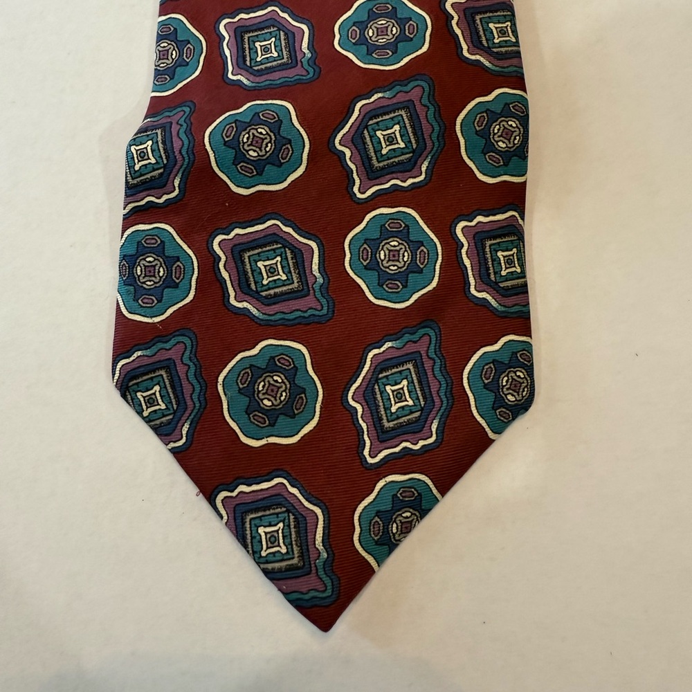 Elegant Geometric Tie in Red and Blue